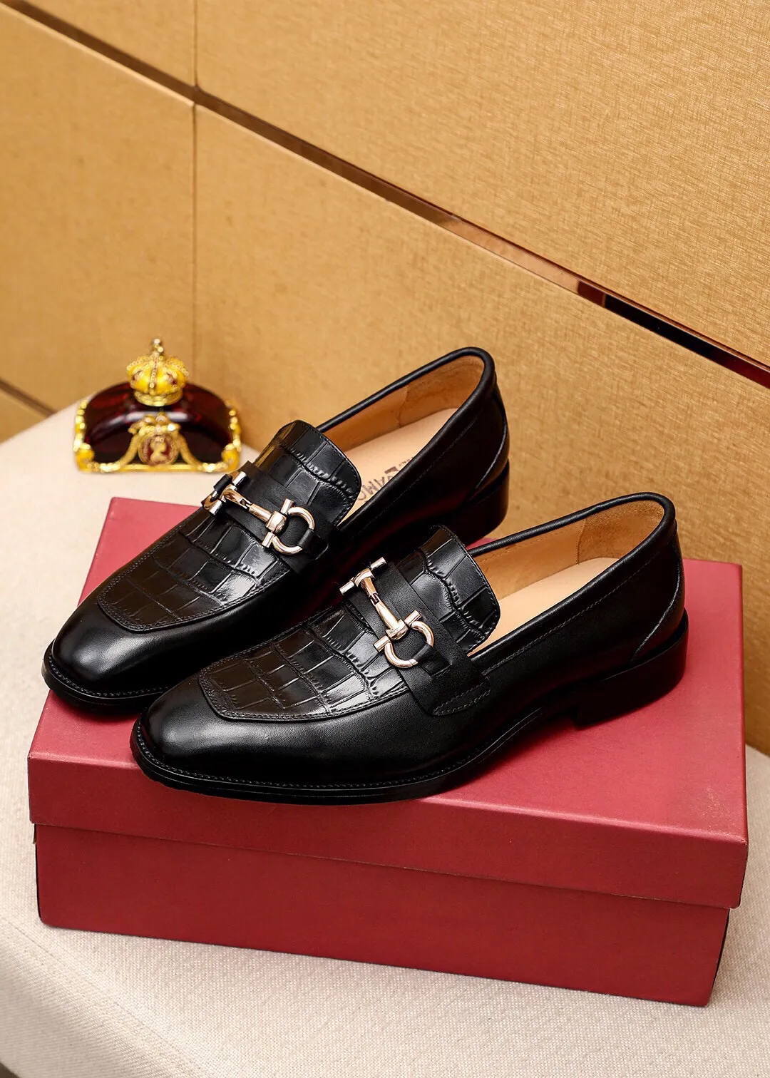 Men's shoes 💰460 💐 Product trademark: Ferragamo "Ferragamo" casual leather shoes Regular size: 38-44 (45.46.47🉑️Customized) Product materials: Selected imported first-layer calfskin embossed upper + luxury hardware buckle, imported water-dyed cow leather lining. Strong three-dimensional visual effect, original outsole color: 2 colors available